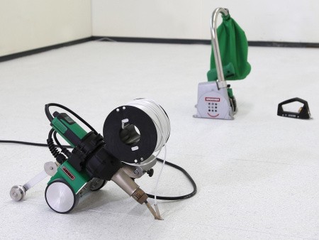 Сварочный автомат горячего воздуха (привод) MINIFLOOR в работе с линолеумом Сварочный автомат горячего воздуха (привод) MINIFLOOR в работе с линолеумом